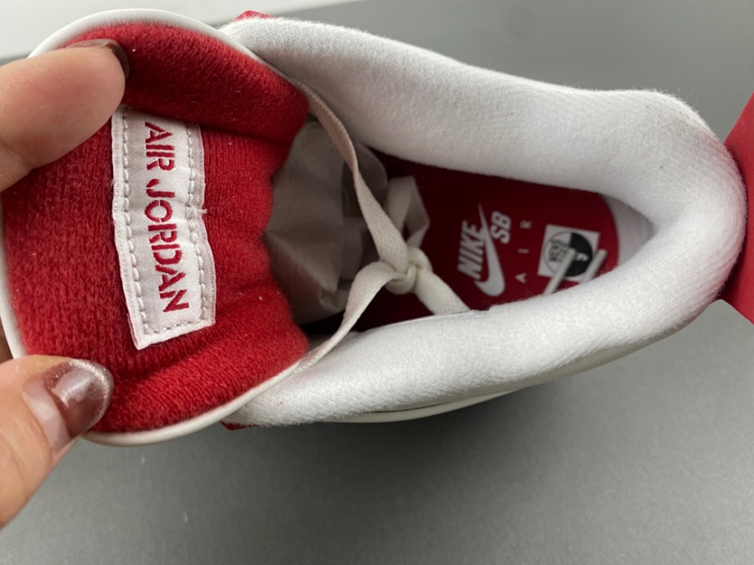 SB Varsity Red AJ4 photo 12