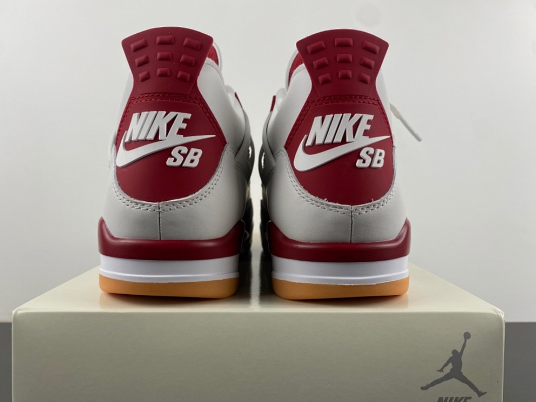 SB Varsity Red AJ4 photo 2