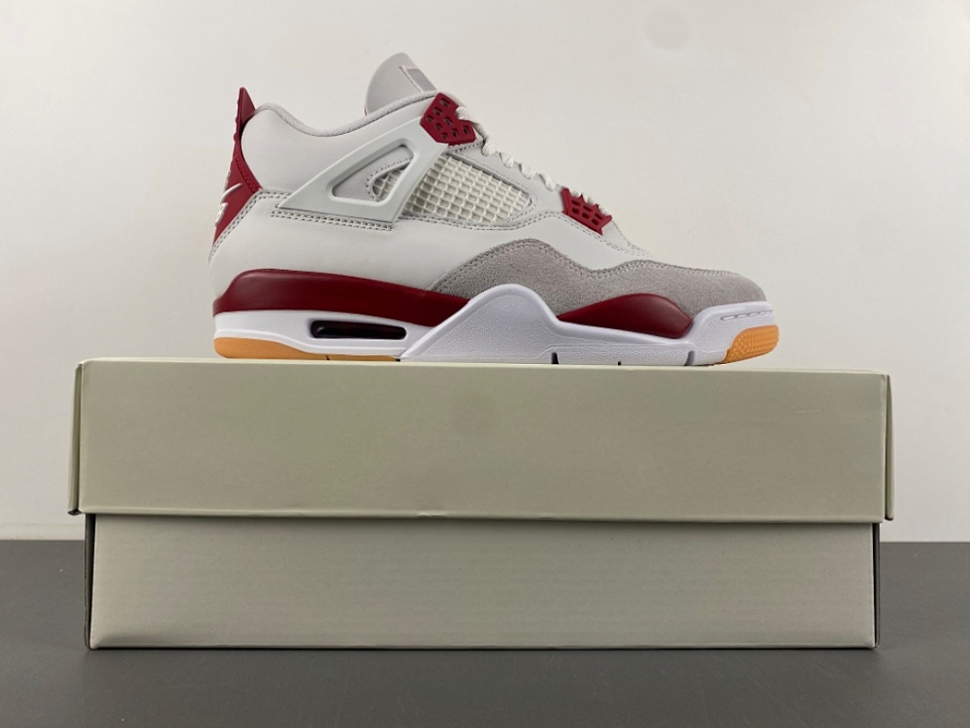 SB Varsity Red AJ4 photo 3